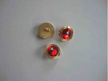 Een ronde rood/gouden diamantknoop met een doorsnee van 18mm.
