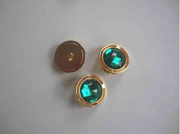 Een ronde groen/gouden diamant knoop met een doorsnee van 22mm.