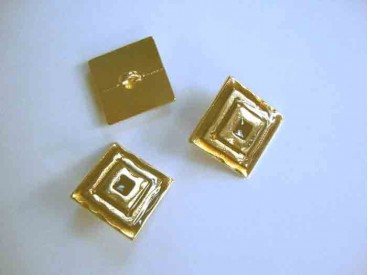 Een vierkante metalen damesknoop in goud/warmrood. 20x20mm.