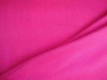 Een pinkkleurige tricot met mini grijze stippen. Rekt zowel in de breedte als in de lengte. 95%co/5%el. 1,50 mtr. br. 200gr/m2 