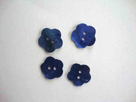 Een blauwe bloemknoop van parelmoer met een doorsnee van 18 mm.