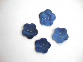 Een blauwe bloemknoop van parelmoer met een doorsnee van 24 mm.
