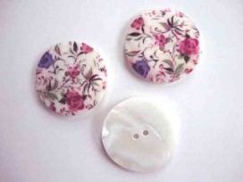 Een exclusieve ronde parelmoerknoop met een minifleur print. Doorsnee 40 mm.