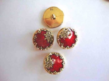 Een ronde, rood/goudkleurige kunststof dames knoop met een bloemrand. Doorsnee 20 mm.