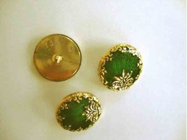 Een ronde, groen/goudkleurige kunststof damesknoop met een bloemrand. Doorsnee 25 mm.