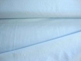 Cotton voile, een dunne, soepele lichtblauwe katoen.  100% katoen  1.40 meter breed  70gr./m2