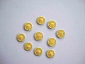 Gele opnaaibare pailletten.  Doorsnee 12 mm.  De prijs is voor 1 zakje met 10 stuks