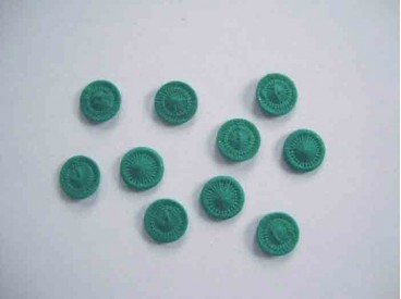Groene opnaaibare pailletten. 10 stuks per zakje.  Doorsnee 12 mm.  De prijs is voor 1 zakje met 10 pailletten