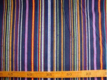 Een fijne, donkerblauwe polyester lengtestreep. Heel geschikt voor tuinkussens e.d.  100% polyester  1.50 mtr.br.