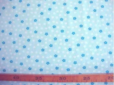 Een lichtblauwe bedrukte tricot met een petrol/witte minifleur. Rekt in de breedte en in de lengte 95%co/5%el. 1.50 mtr. br.
