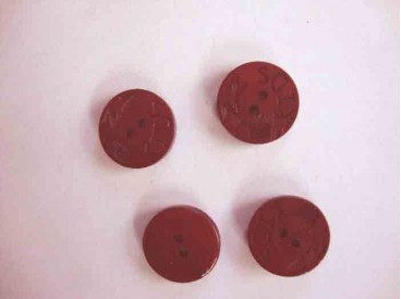 Een rode houten knoop met een doorsnee van 18 mm.