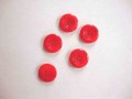 Een kunststof mantelknoop doorschijnend rood gemeleerd met een doorsnee van 18 mm.
