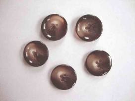 Een kunststof mantelknoop bruin gemeleerd met een doorsnee van 25 mm.