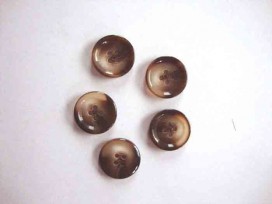 Een kunststof mantelknoop bruin gemeleerd met een doorsnee van 20 mm.