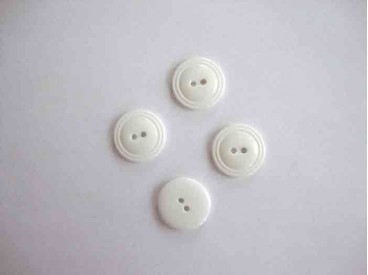 Witte knoop met een dubbele rand 22mm. wk834