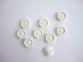 Witte knoop met cirkels 15mm. wk838