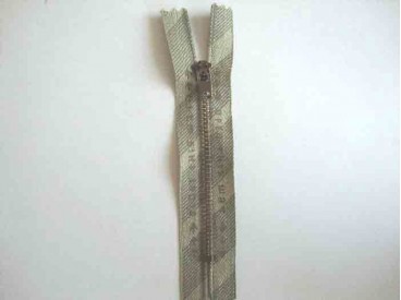 Broekrits metaal div. fijn 12 cm. met zandkleurige tekst
