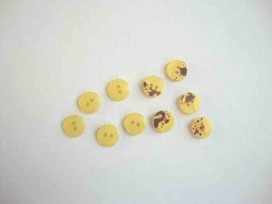 Kunststof mini knoop 2-zijdig Geel 10mm. 810-S9