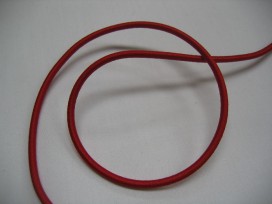 Koord elastiek rood. Ongeveer 3 mm dik.  De prijs is per meter