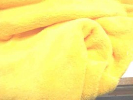 Zeer zachte en soepele gele wellness fleece, geschikt voor kleding, hobby en/of decoratie. 100% polyester 1.50 mtr . br. 260 gr.
