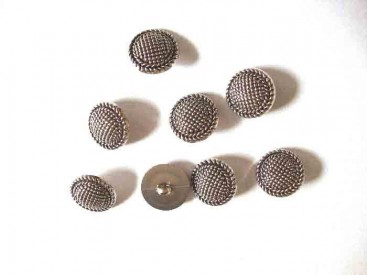 Metal look knoop Zilver met stipjes 15 mm.