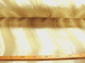 Een effen camel kleurige velboa stof. Naar 2 kanten geschoren. in een golf.   100%pes  1.47 mtr.breed  245gr/m2