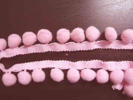 Pompomband roze, oekotex. De bolletjes hebben een doorsnee van 10 mm.