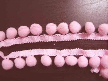 Pompomband roze, oekotex. De bolletjes hebben een doorsnee van 10 mm.