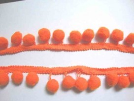 Oranje pom pom sierband, oekotex. De bolletjes hebben een doorsnee van 10 mm.