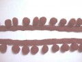 Chocoladebruin pom pom sierband, oekotex. De bolletjes hebben een doorsnee van 10 mm.