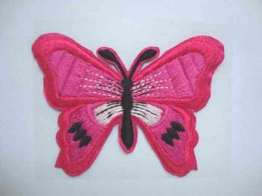 Een pink kleurige vlinder applicatie van 7 x 6 cm.  Om te plakken of te strijken, 2 in 1.