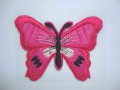 Een pink kleurige vlinder applicatie van 7 x 6 cm.  Om te plakken of te strijken, 2 in 1.