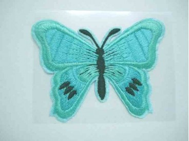 Een mint kleurige vlinder applicatie van 7 x 6 cm.  Om te plakken of te strijken, 2 in 1.