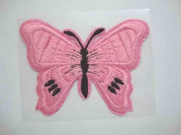 Een roze vlinder applicatie van 7 x 6 cm.  Om te plakken of te strijken, 2 in 1.