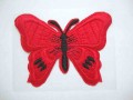 Een rode vlinder applicatie van 7 x 6 cm.  Om te plakken of te strijken, 2 in 1.