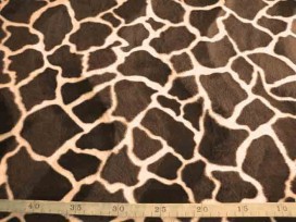 Een bontachtige bruin gekleurde velboa giraffe print. Naar 2 kanten, in golf, geschoren. 100%pes 1.60 mtr.br.