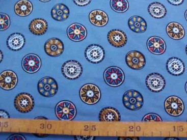 Een jeansblauwe tricot met een vikingschild print. Rekt in de breedte en in de lengte. 95% katoen/5% elastan  1.50 mtr.breed