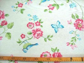 Decoratiestof met een ottoman binding met een bloem, vogel en vlinder print. 70% katoen/30% polyester 1.40 mtr. breed 170 Gr. M2