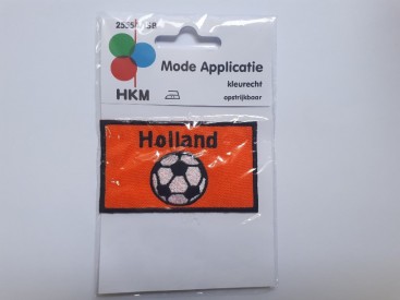 Een oranje opstrijkbare applicatie van 8 x 5 cm.  Holland met voetbal
