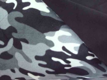 Zwart/witte double face anti-pilling fleece stof. Buitenkant  bedrukt, binnenkant effen. 100% polyester. 1.50 mtr. breed