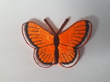 Een opstrijkbare vlinder applicatie van 5 x 3 cm. Neon oranje