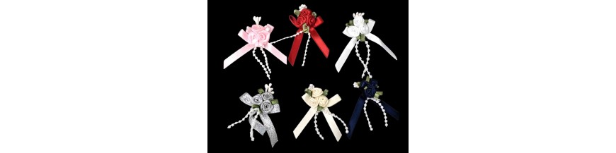 Roosstrikjes corsage